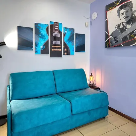 Studio83 לינה וארוחת בוקר 2*