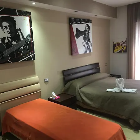 לינה וארוחת בוקר Studio83 2*