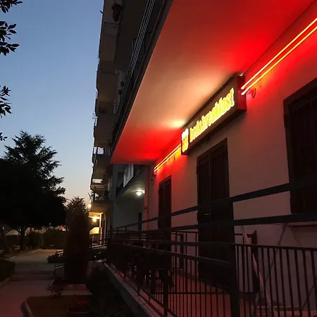 Studio83 Bed & Breakfast 4*